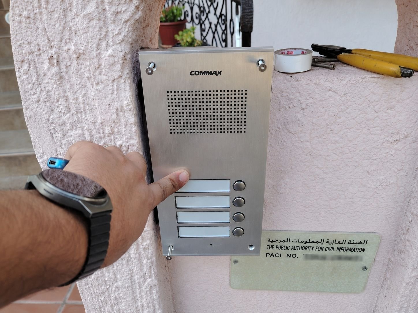 تركيب وحدة انتركم COMMAX متعددة الأزرار عند مدخل أحد المشاريع في الكويت